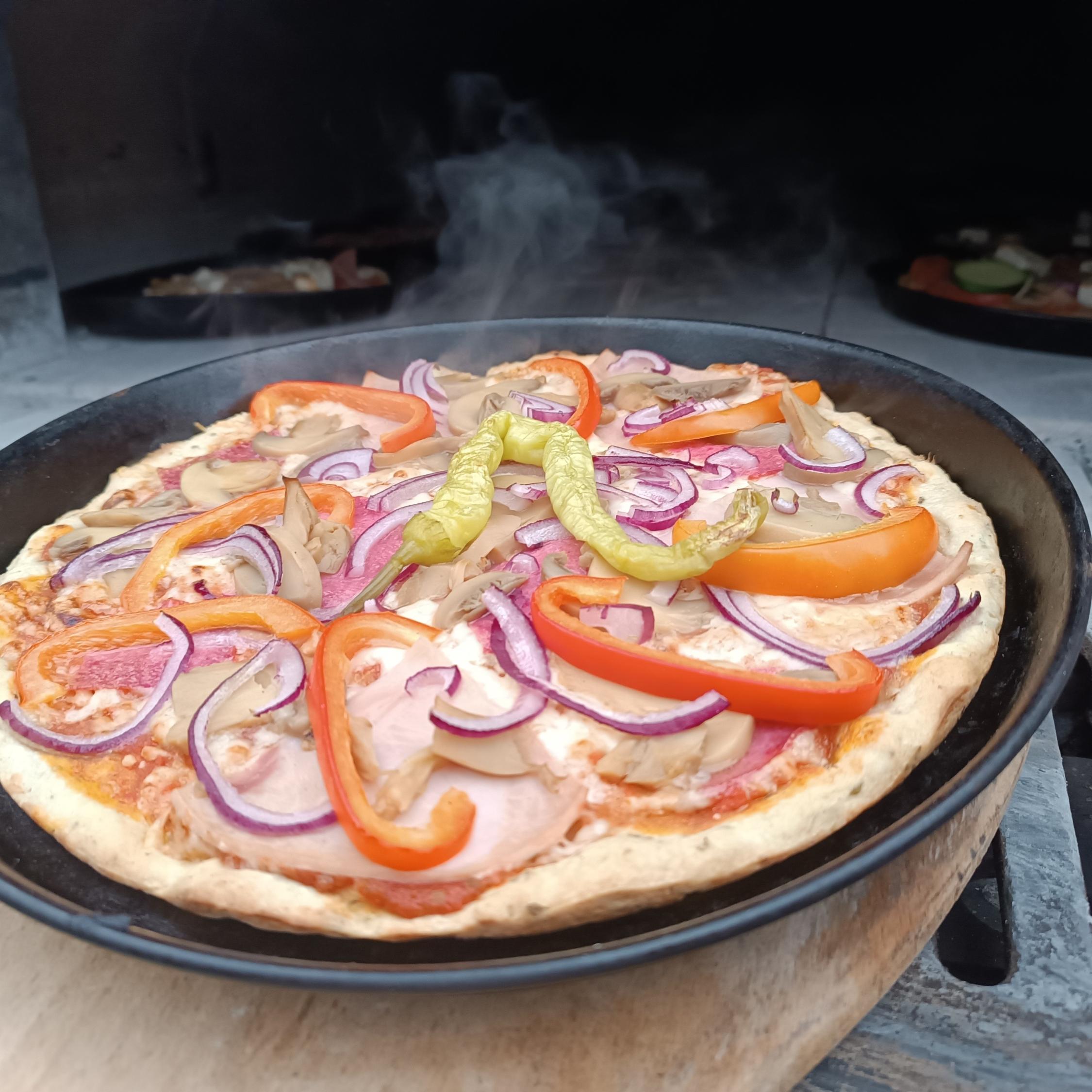 Pizza aus dem Holzbackofen