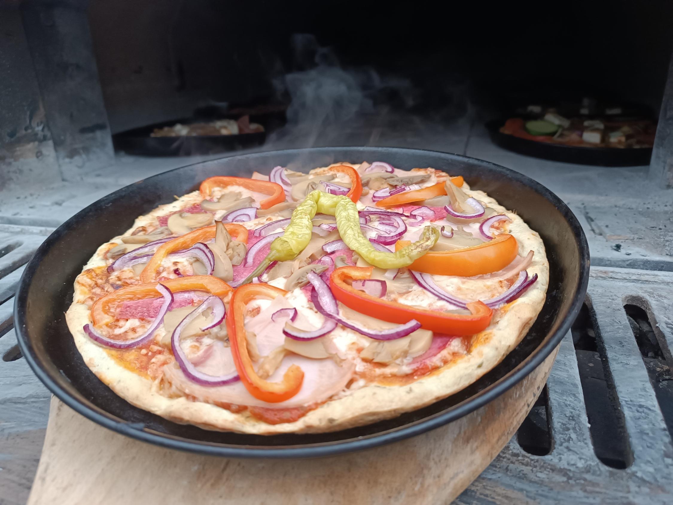 Pizza aus dem Holzbackofen