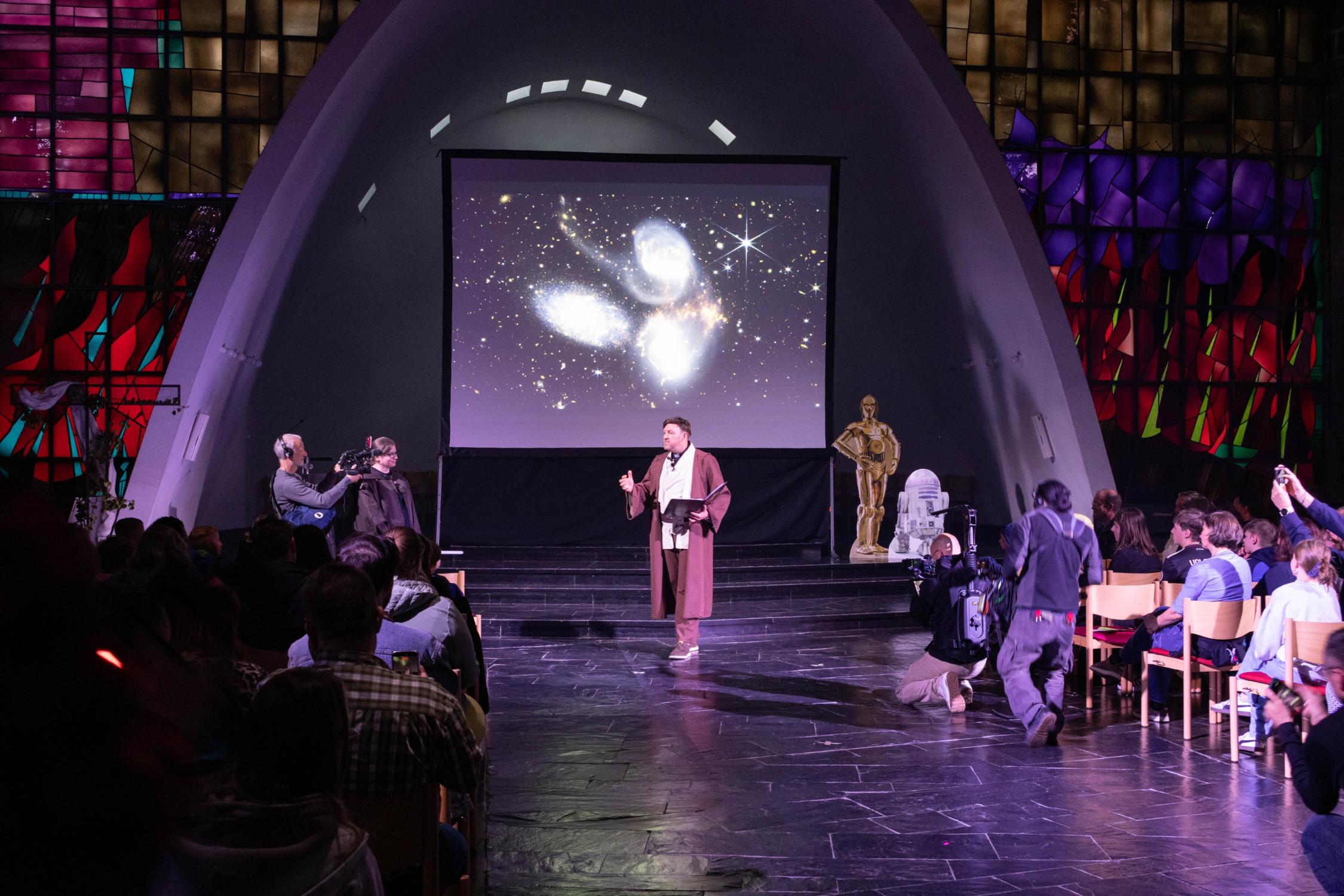 Diözesanjugendpfarrer Gerd Richard Neumeier beim Star Wars Gottesdienst in der Oberkirche der Burg Feuerstein