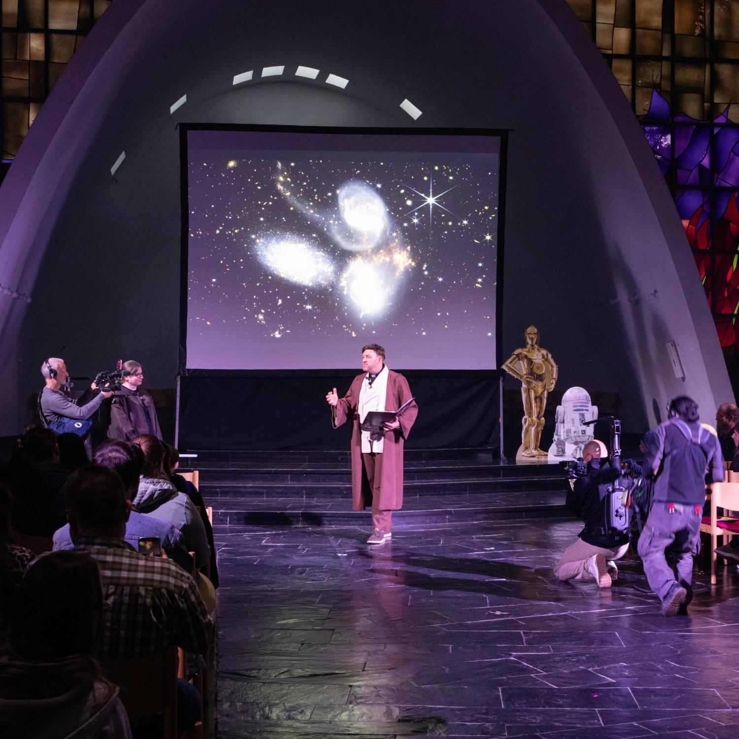 Diözesanjugendpfarrer Gerd Richard Neumeier beim Star Wars Gottesdienst in der Oberkirche der Burg Feuerstein