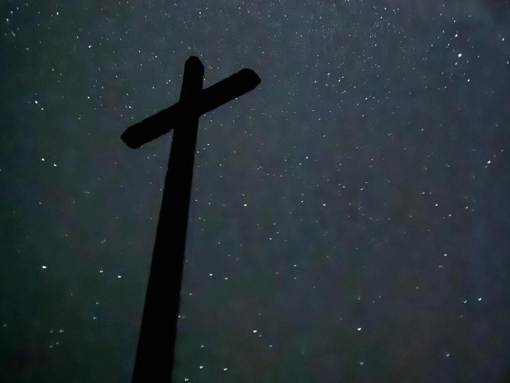 Kreuz vor Sternenhimmel