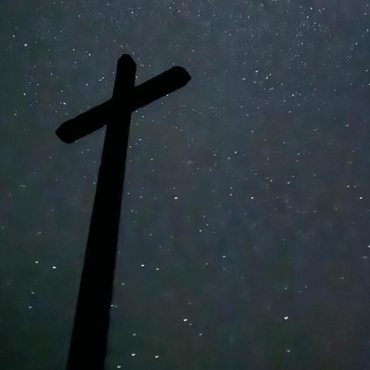 Kreuz vor Sternenhimmel