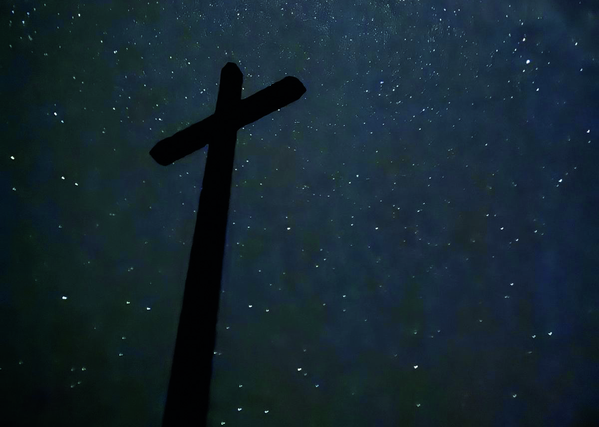 Kreuz vor Sternenhimmel