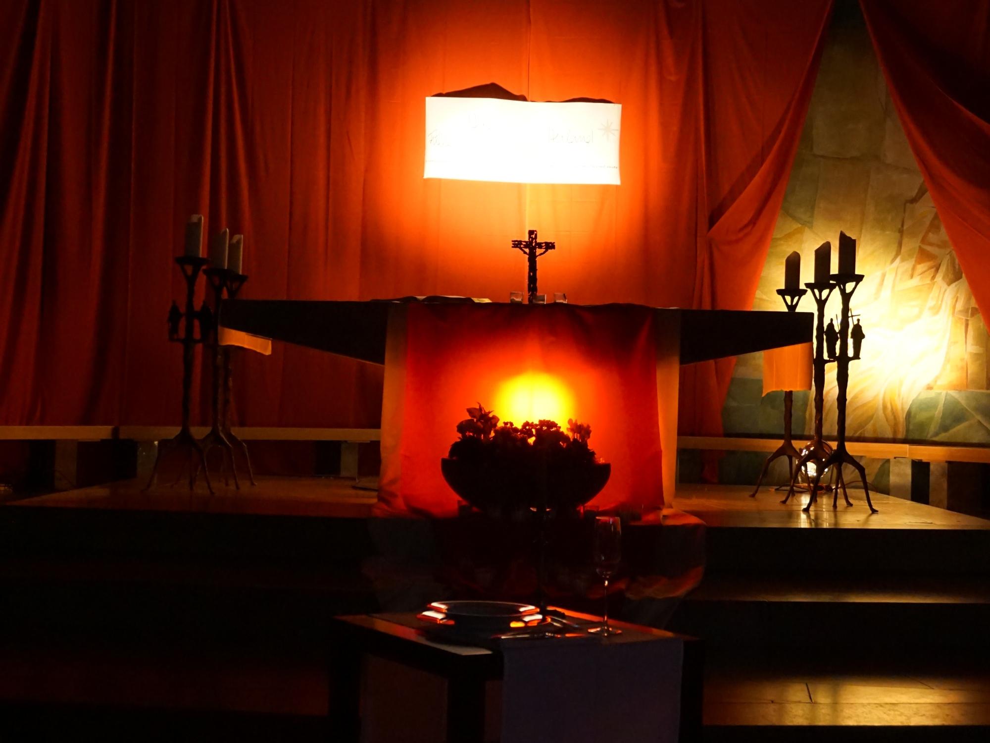 Altar in der Unterkirche in der Adventszeit