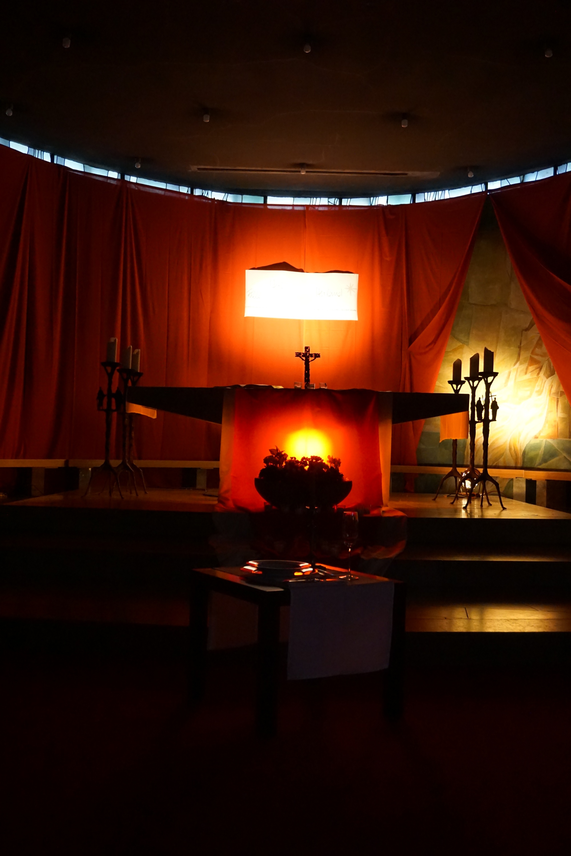 Altar in der Unterkirche in der Adventszeit