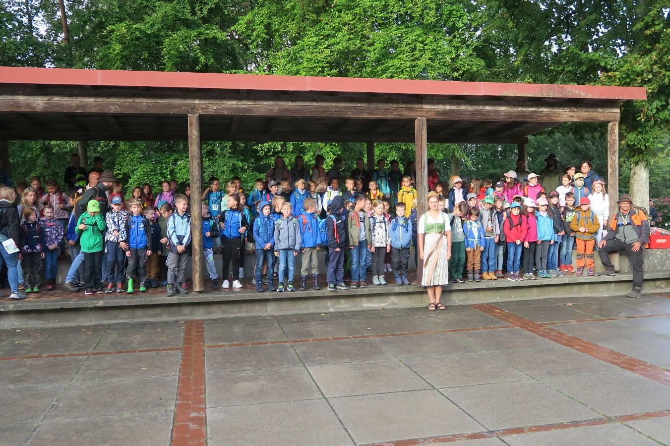 Die Waldkönigin Antonia Hegele (vorne) konnte fast 200 Schulkinder zum Walderlebnistag begrüßen, den das Jugendhaus Feuerstein und das AELF Bamberg veranstaltet hatten.