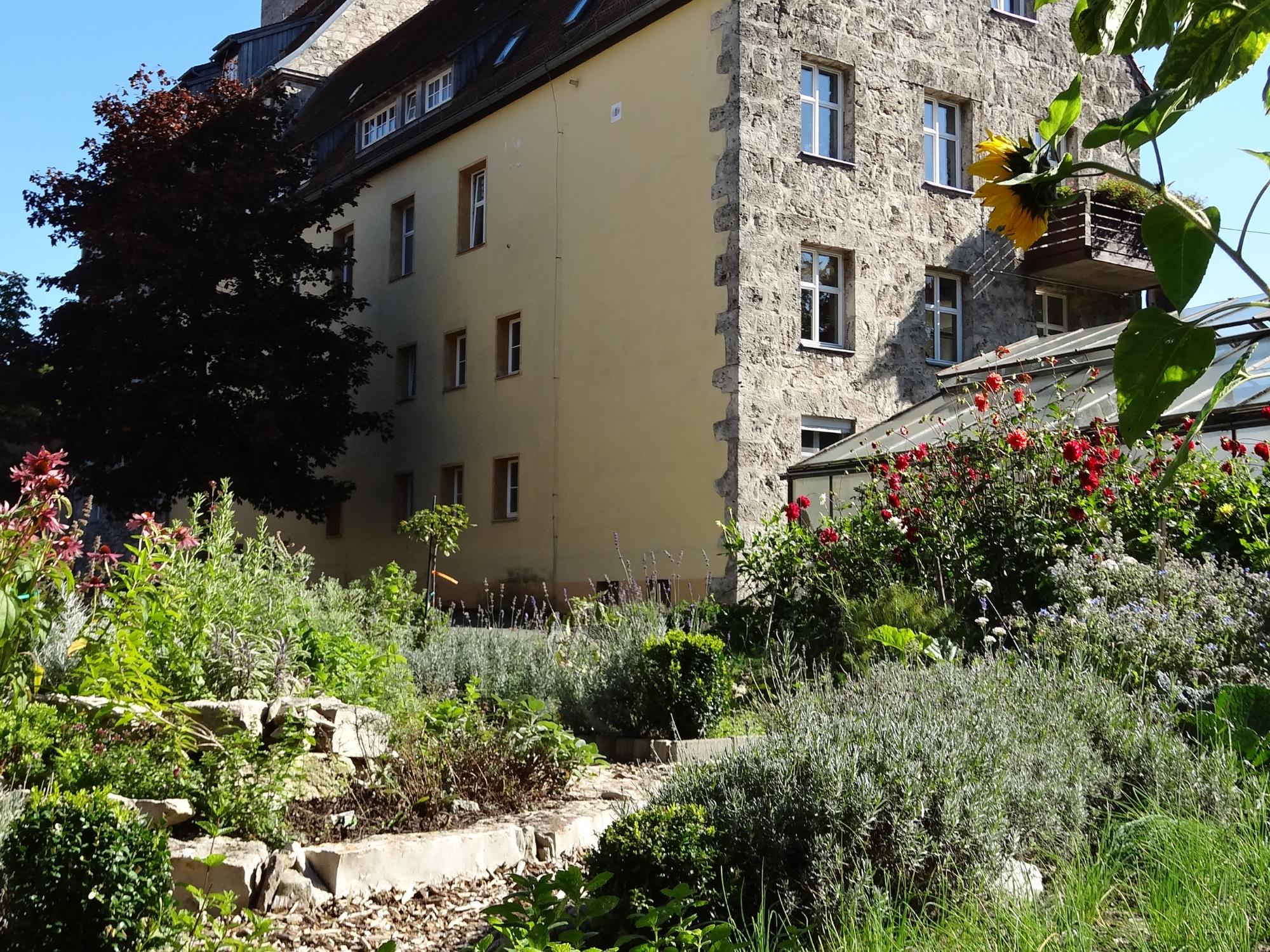 Burgansicht vom Kräutergarten aus