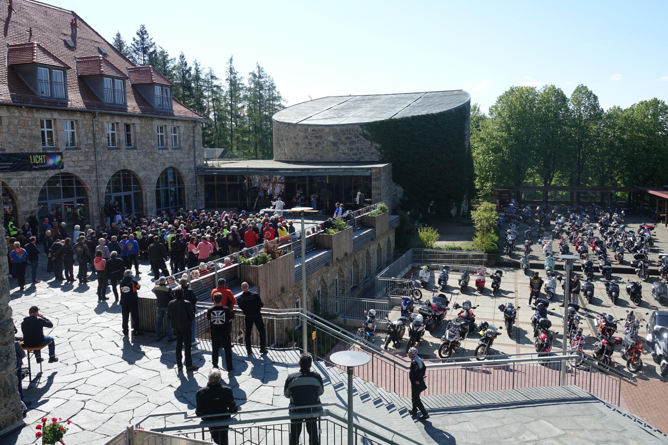 Motorradgottesdienst auf Burg Feuerstein am 09.05.2024