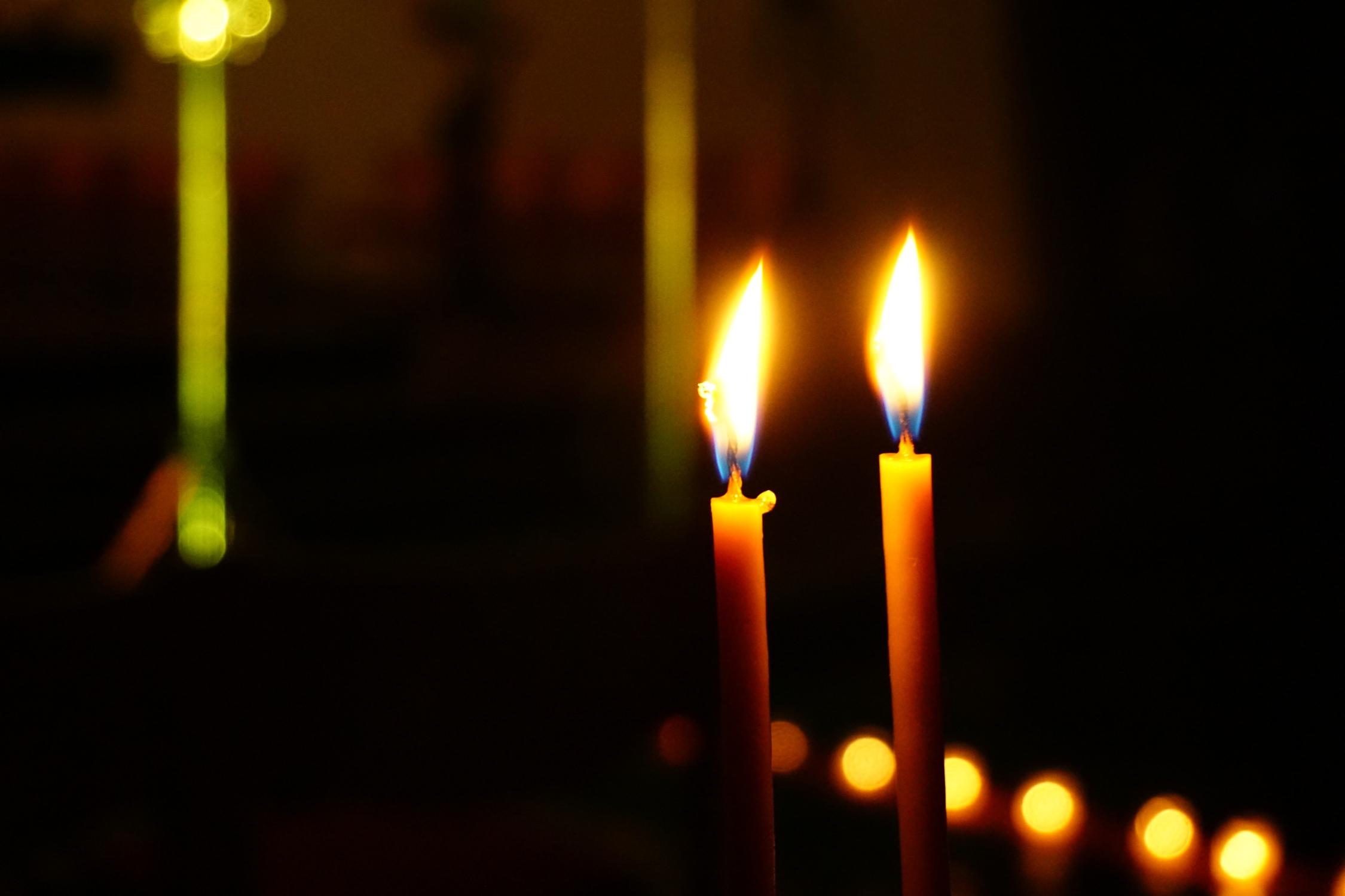 Taizékerzen bei Andacht in der Kirche der Burg Feuerstein