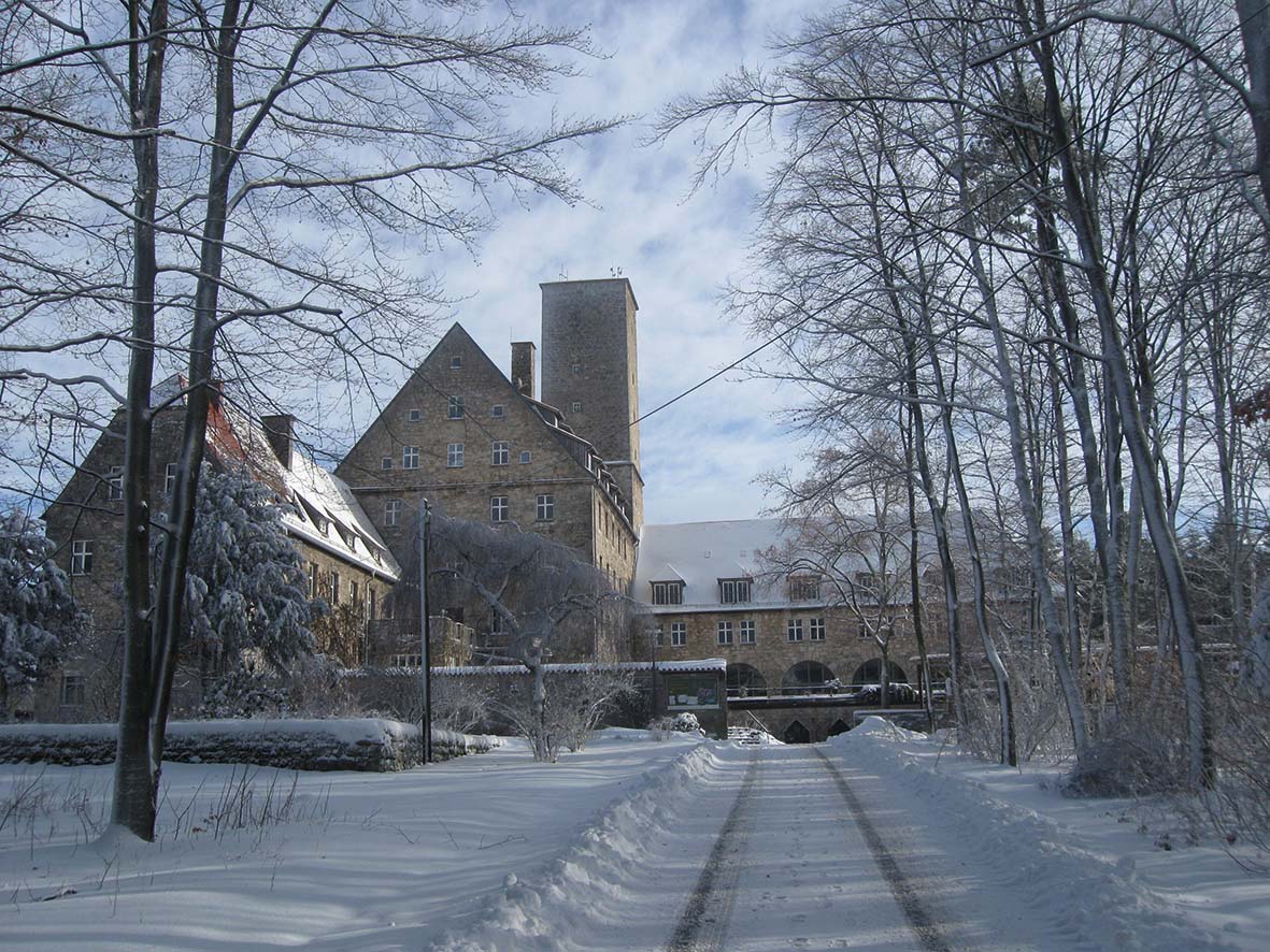 BURG--JUGENDHAUS--SCHNEE--WEIHNACHTEN--WINTER