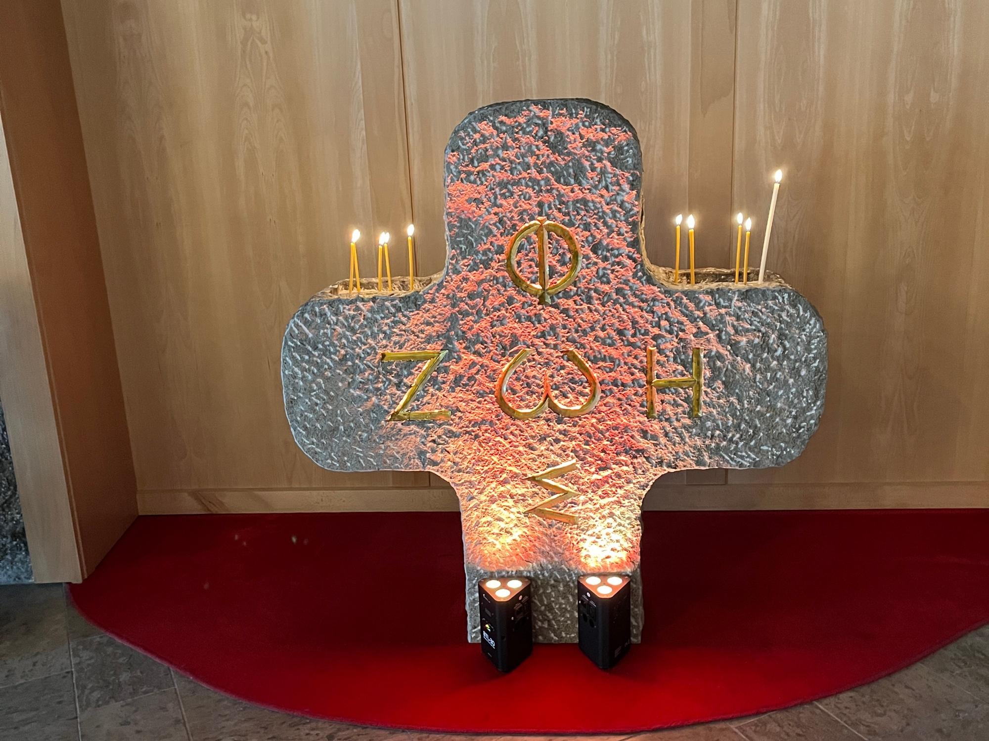 Licht & Leben Kreuz in der Unterkirche
