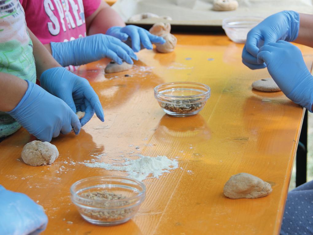Kinder beim Backen
