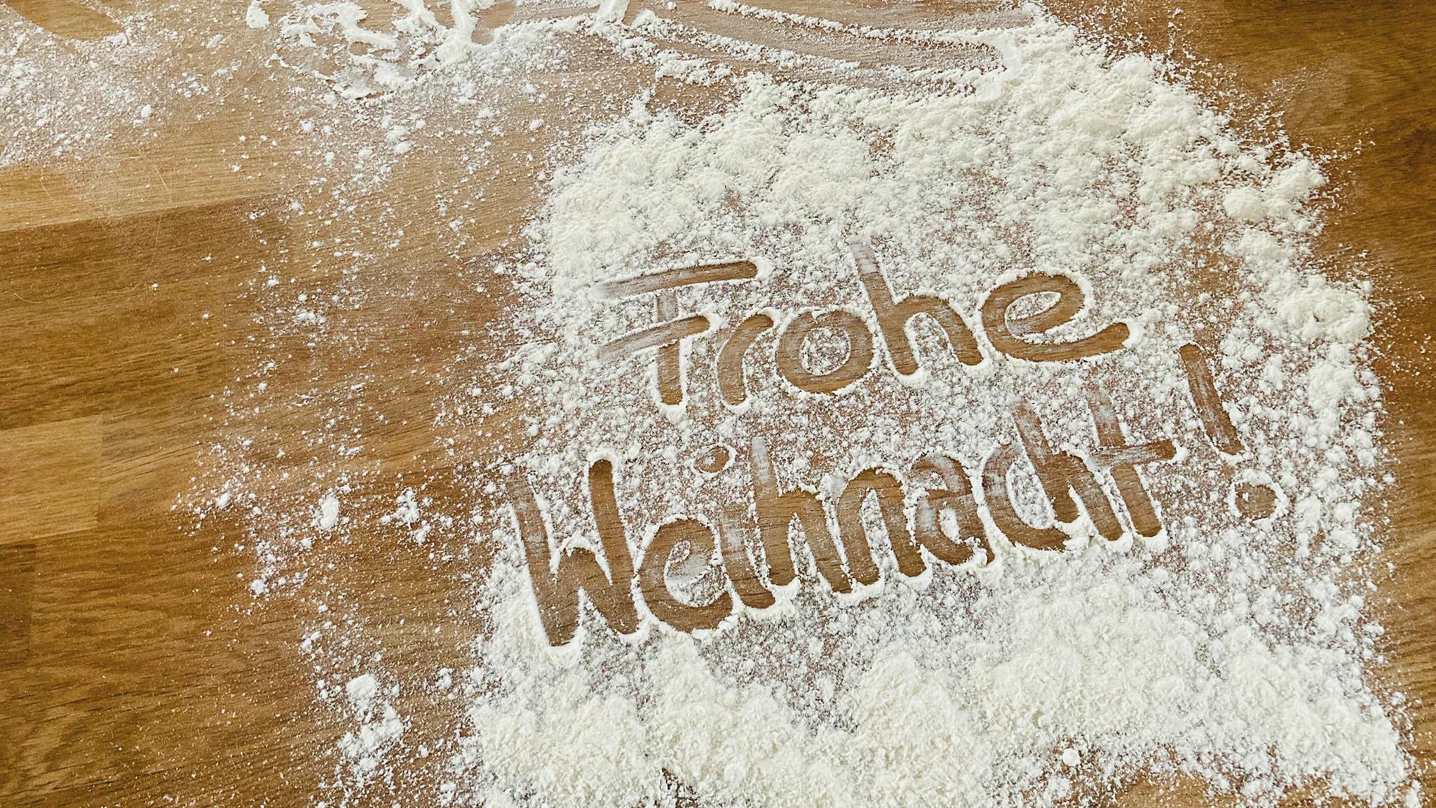 Weihnachtsbotschaft mit Mehl gestreut