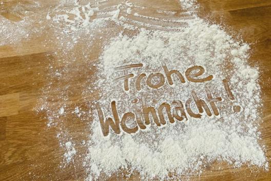 Weihnachtsbotschaft mit Mehl gestreut
