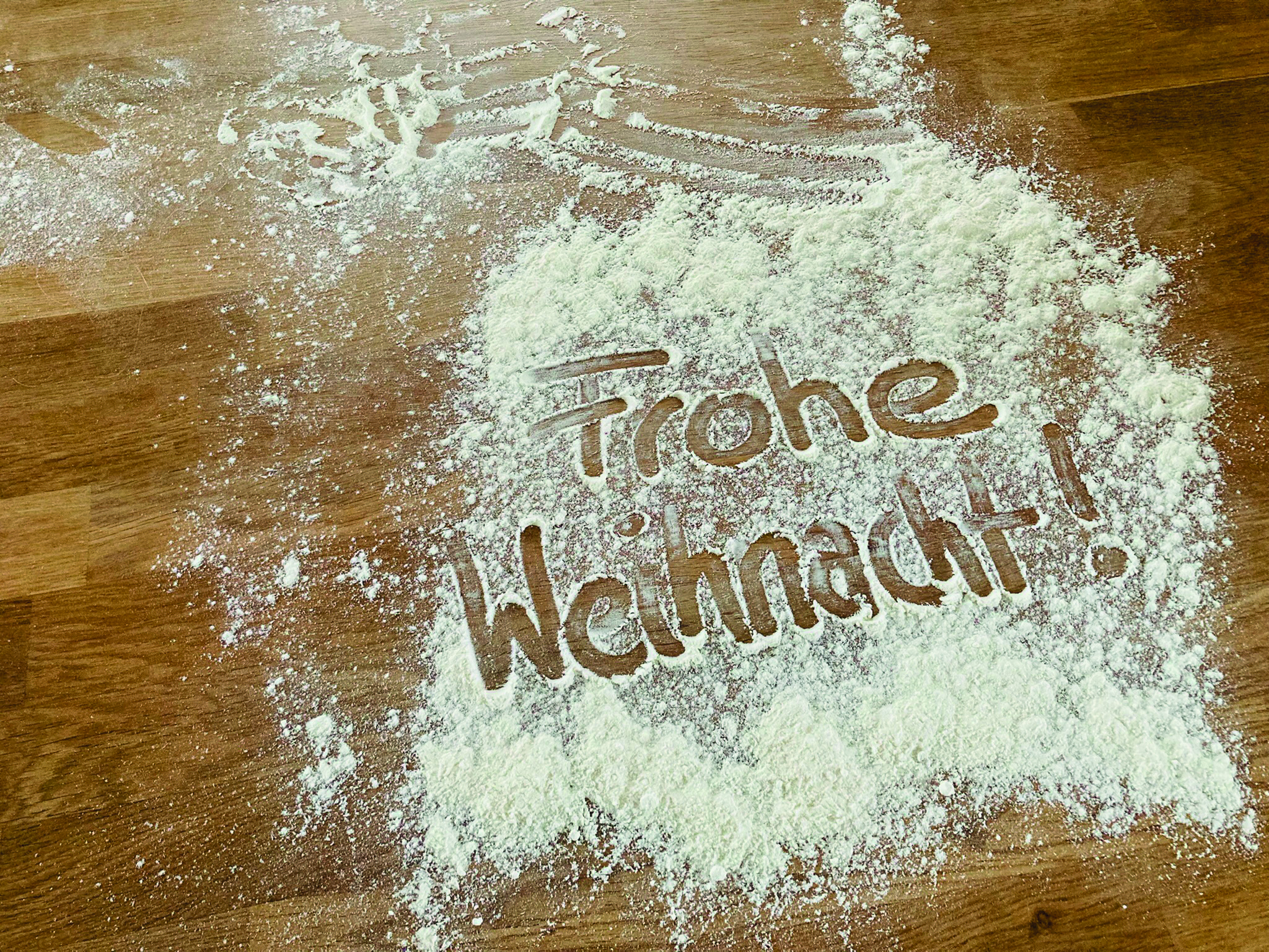 Weihnachtsbotschaft mit Mehl gestreut