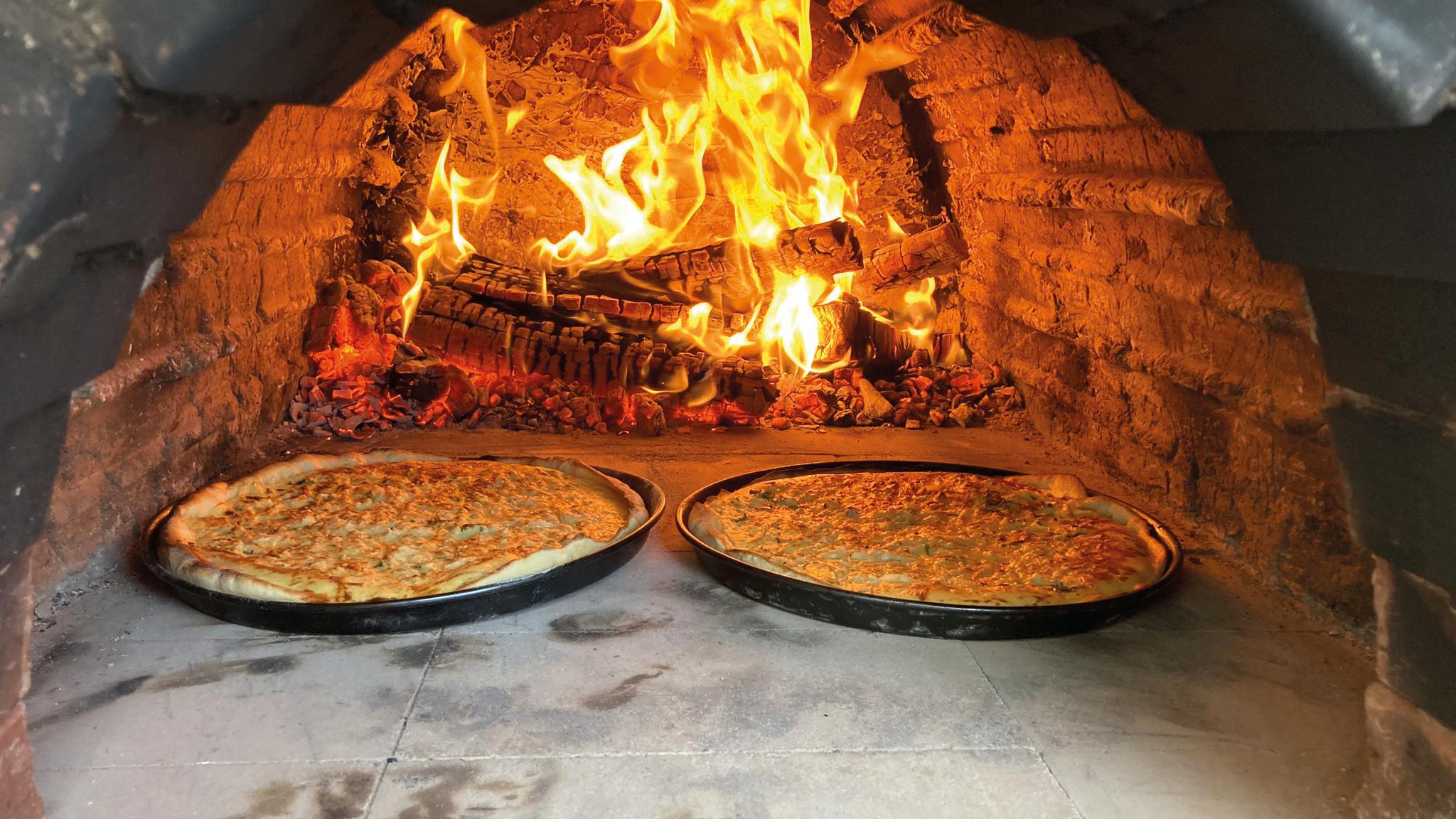 Pizzen im Holzbackofen