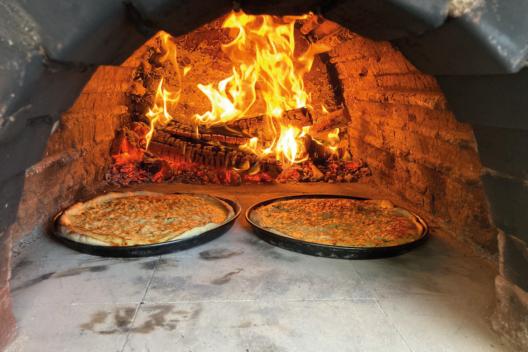 Pizzen im Holzbackofen