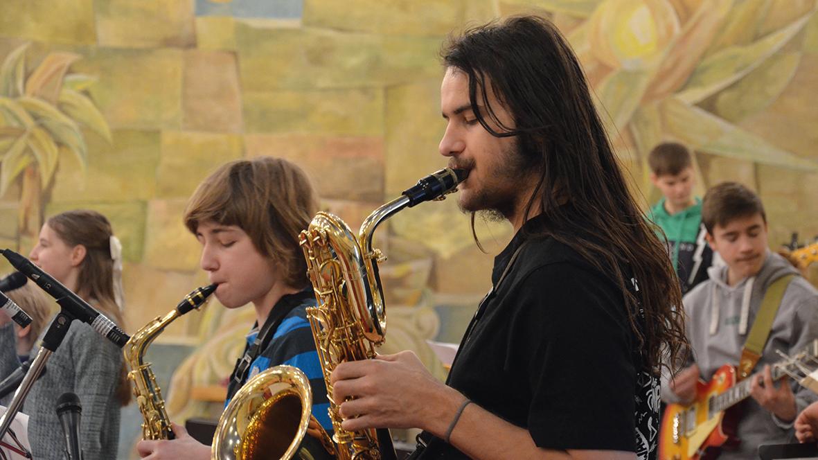 Die Jugendband in der Unterkirche der Burg