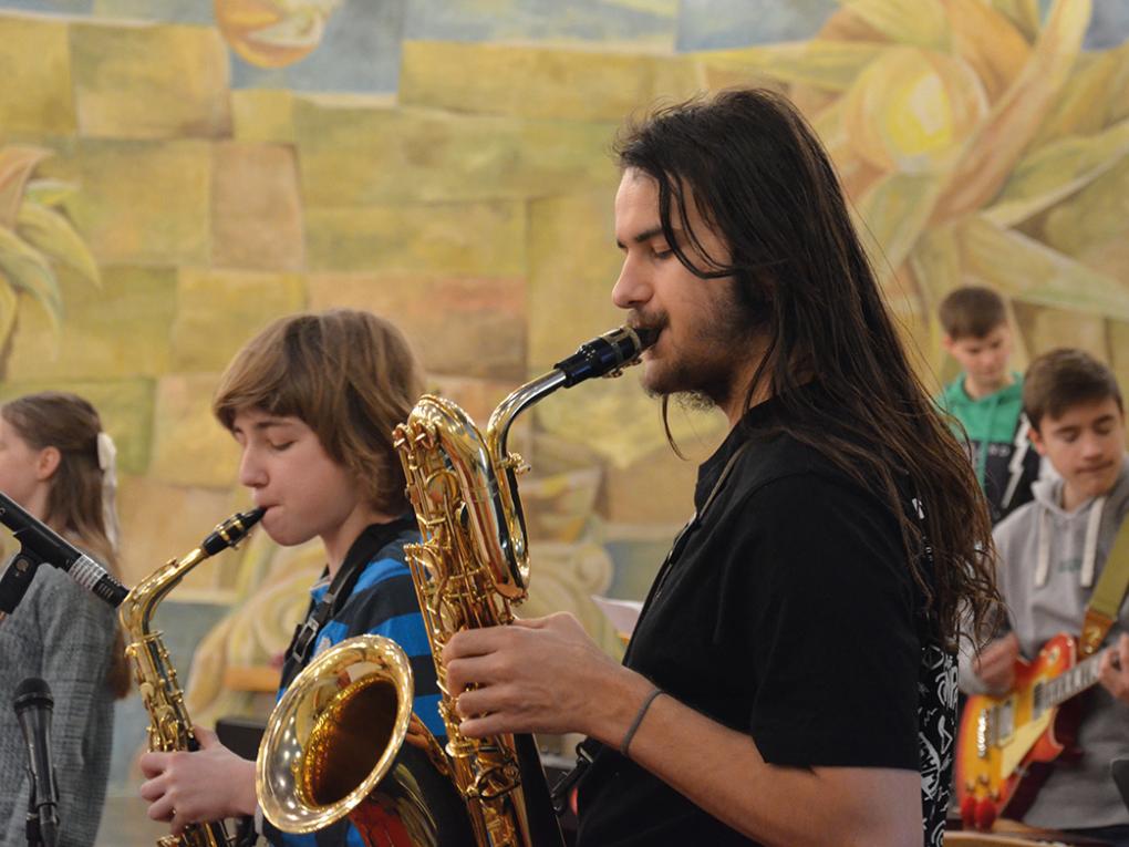 Die Jugendband in der Unterkirche der Burg