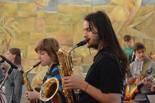 Die Jugendband in der Unterkirche der Burg