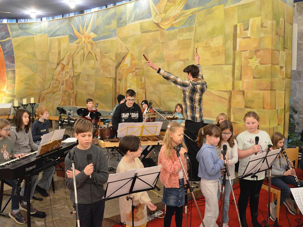 Die Kinderband beim Gottesdienst in der Unterkirche