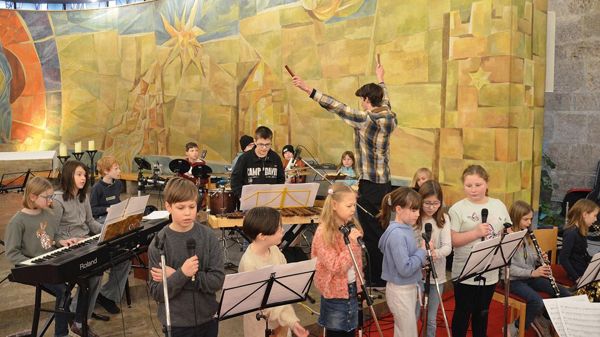 Die Kinderband beim Gottesdienst in der Unterkirche