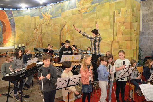 Die Kinderband beim Gottesdienst in der Unterkirche