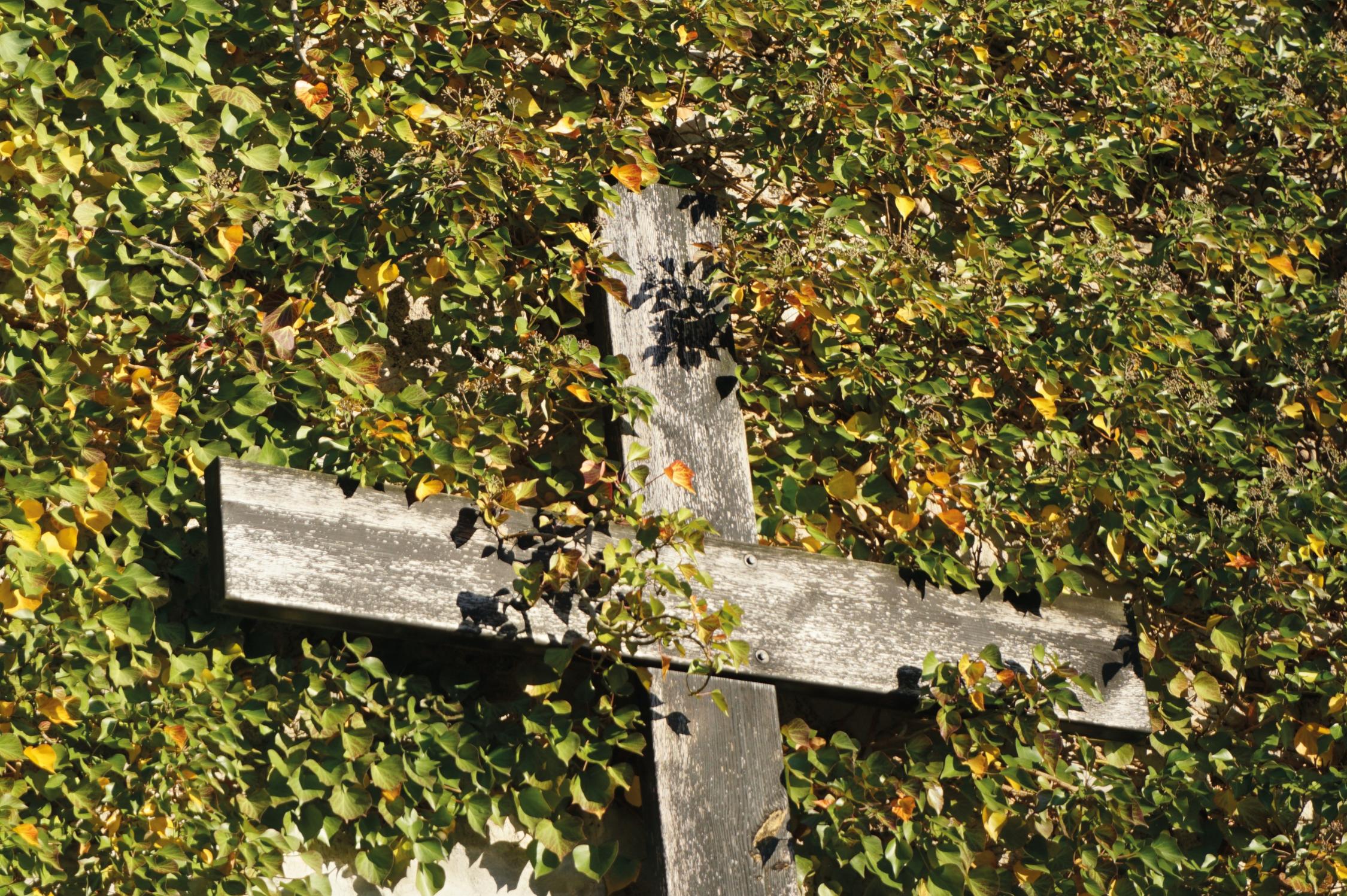 Kreuz an der Burgmauer