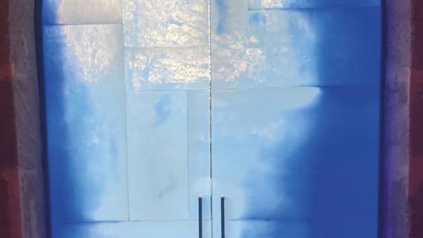 Tür aus blauem Glas wird von hinten beleuchtet