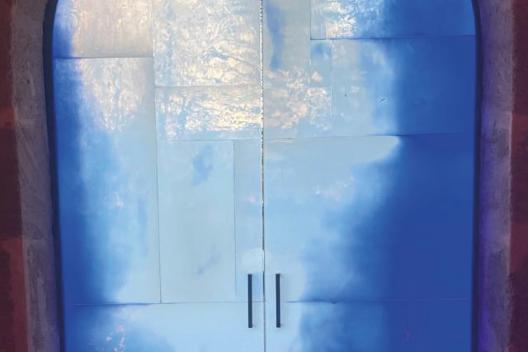 Tür aus blauem Glas wird von hinten beleuchtet