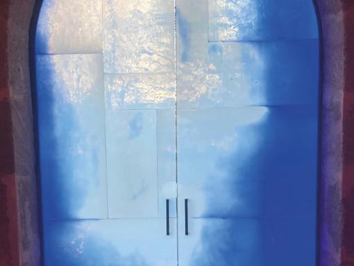 Tür aus blauem Glas wird von hinten beleuchtet