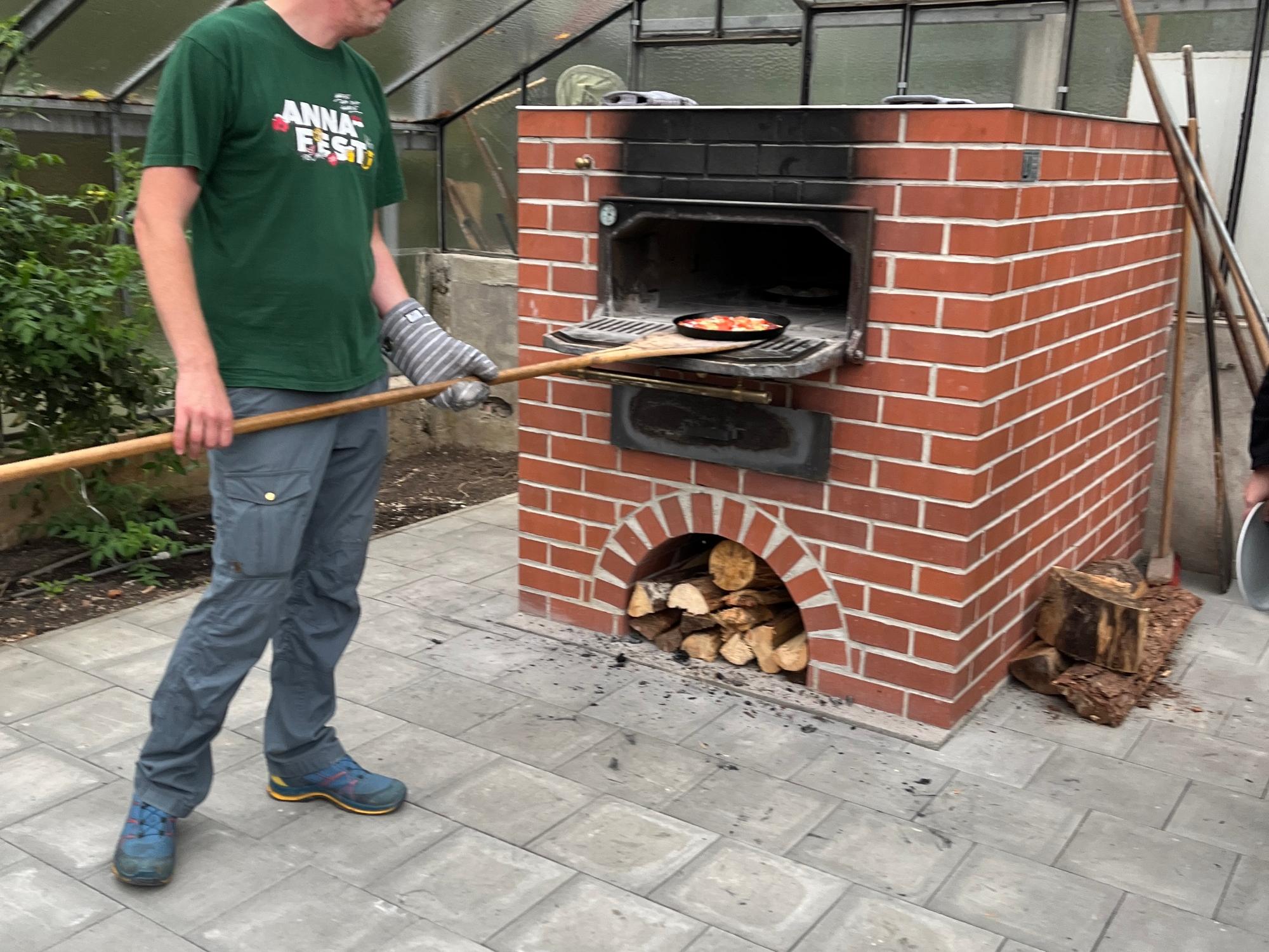 Pädagoge Felix Gröger beim Pizzabacken