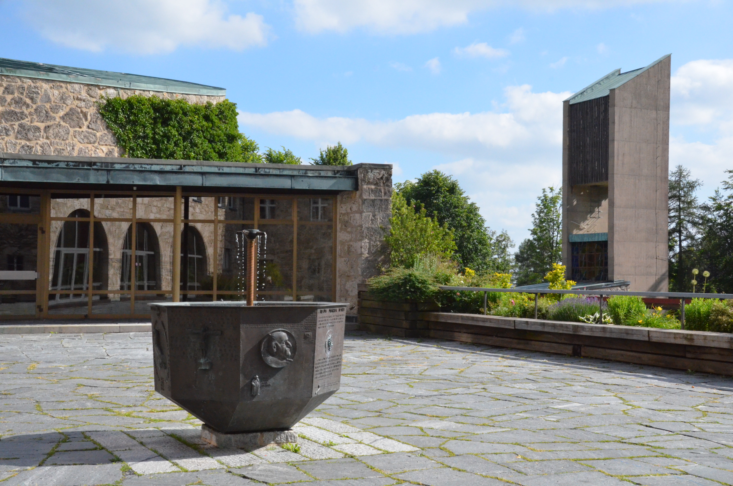 Oberer Burghof mit Papstbrunnen, Eingang Kirche und Glockenturm