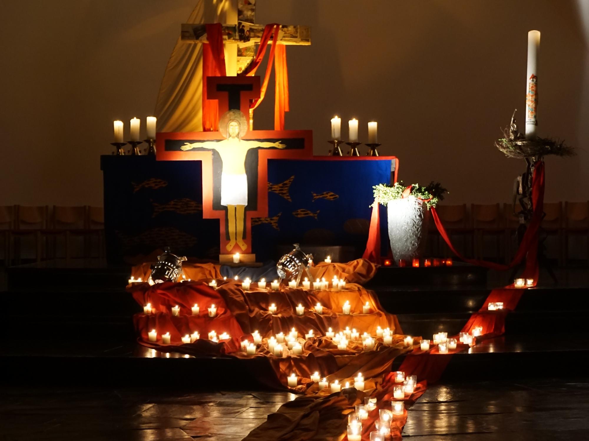 Oberkirche während eines Taizé Gebetes