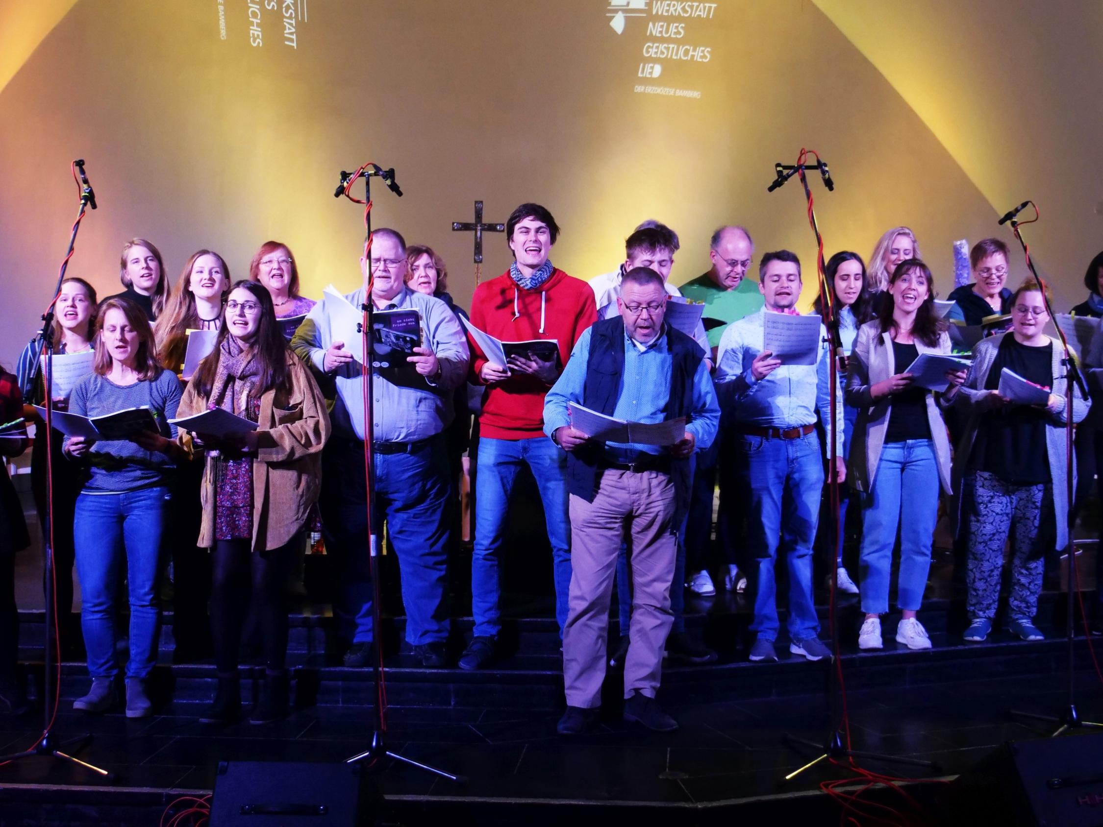 Festivalchor beim Singen in der Oberkirche
