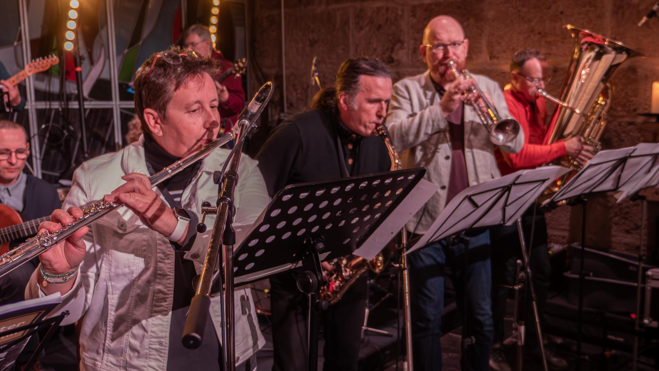 Musiker spielen beim Festival Religiöser Lieder in der Oberkirche der Burg Feuerstein