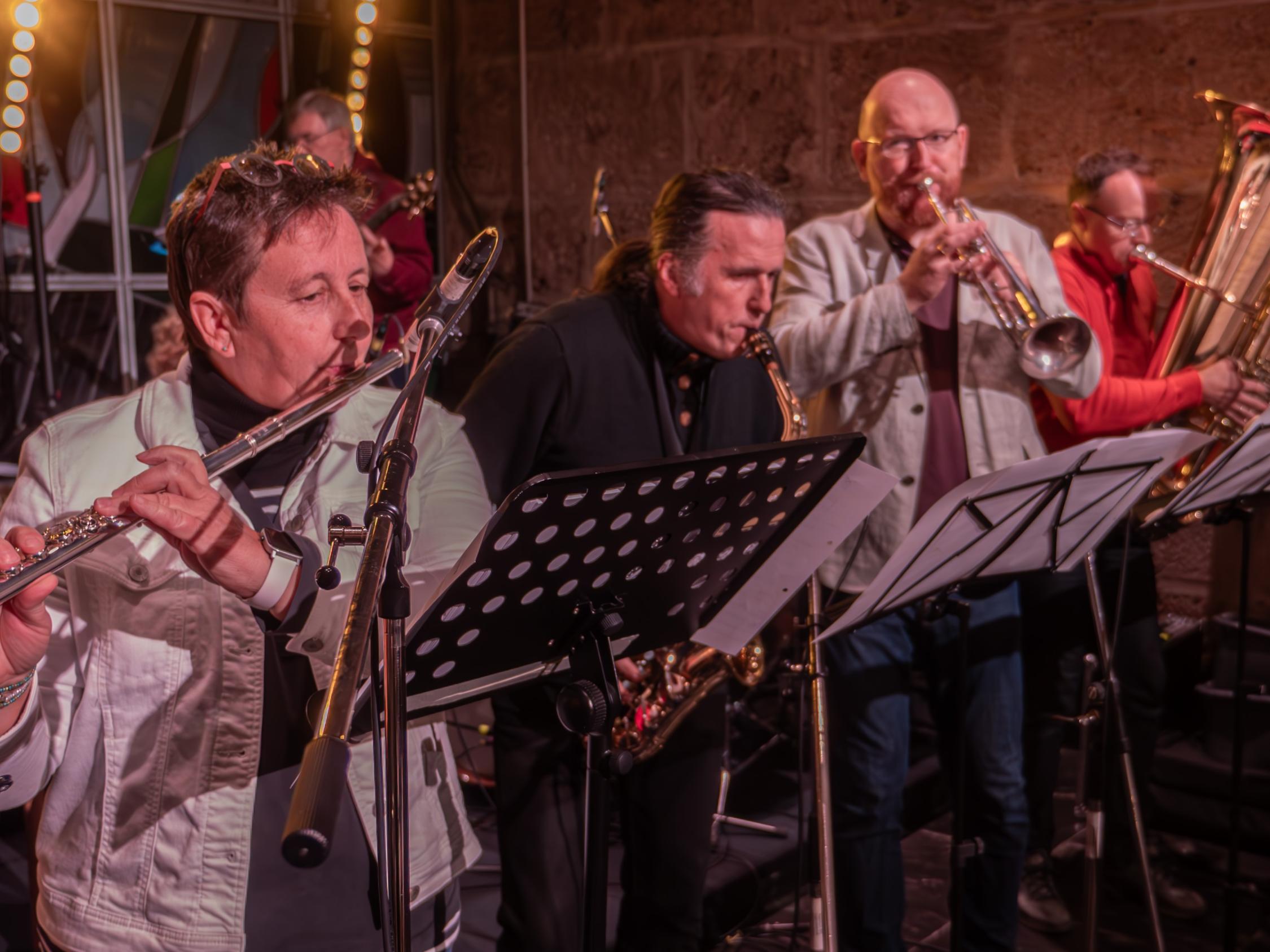 Musiker spielen beim Festival Religiöser Lieder in der Oberkirche der Burg Feuerstein