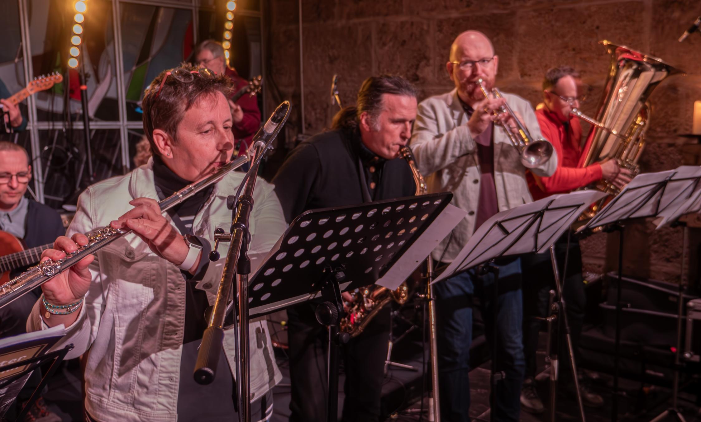 Musiker spielen beim Festival Religiöser Lieder in der Oberkirche der Burg Feuerstein
