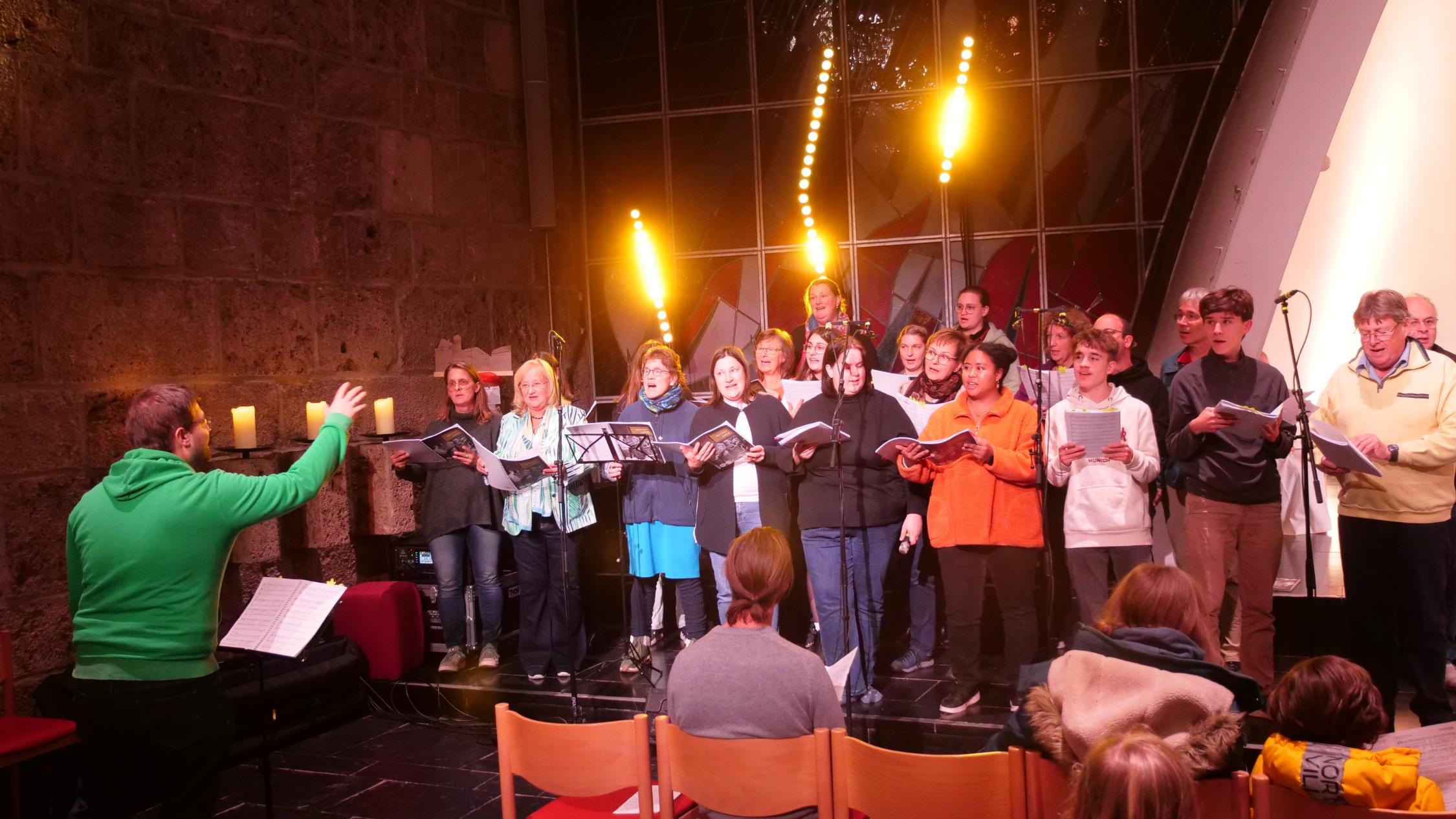 Chor beim Festival Religiöser Lieder in der Oberkirche der Burg Feuerstein