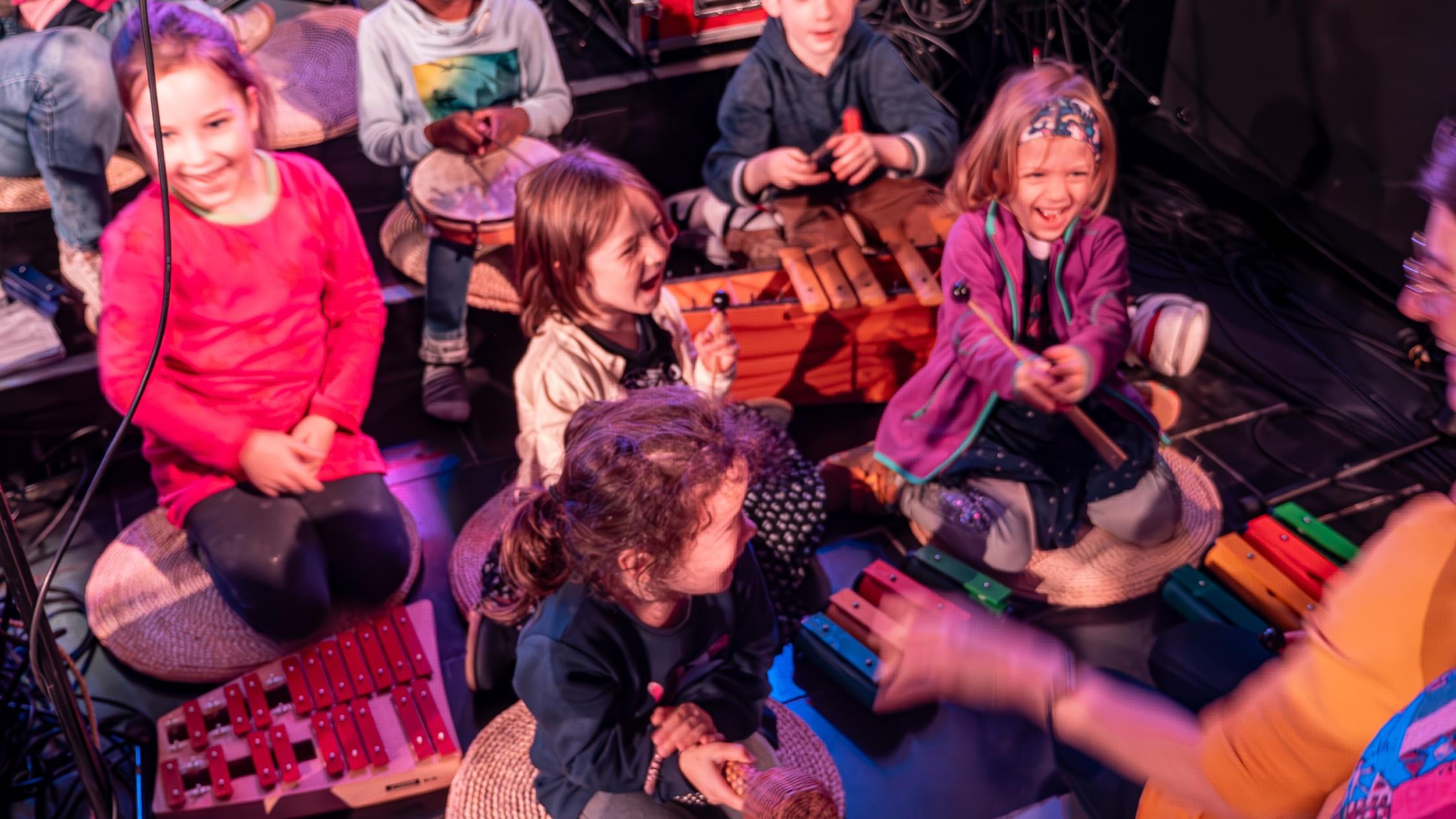 Kindergruppe beim Festival Religiöser Lieder in der Kirche