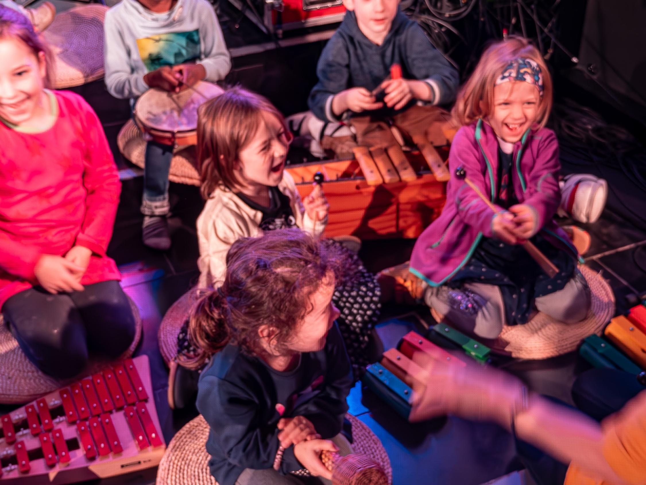 Kindergruppe beim Festival Religiöser Lieder in der Kirche