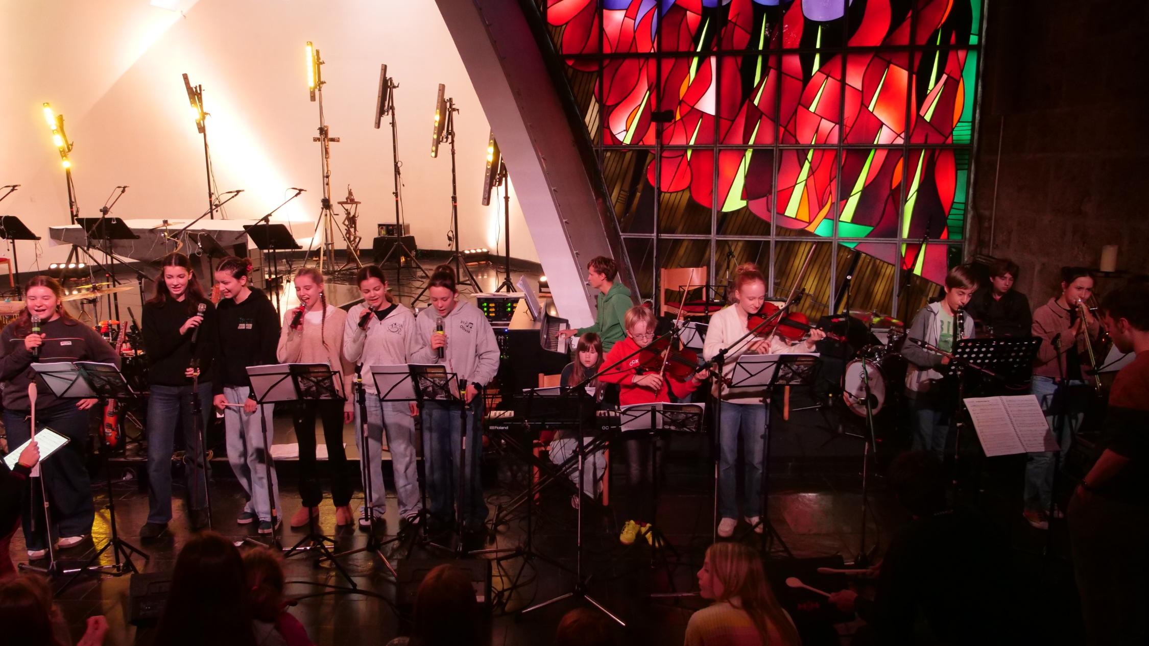 Band in der Oberkirche der Burg Feuerstein