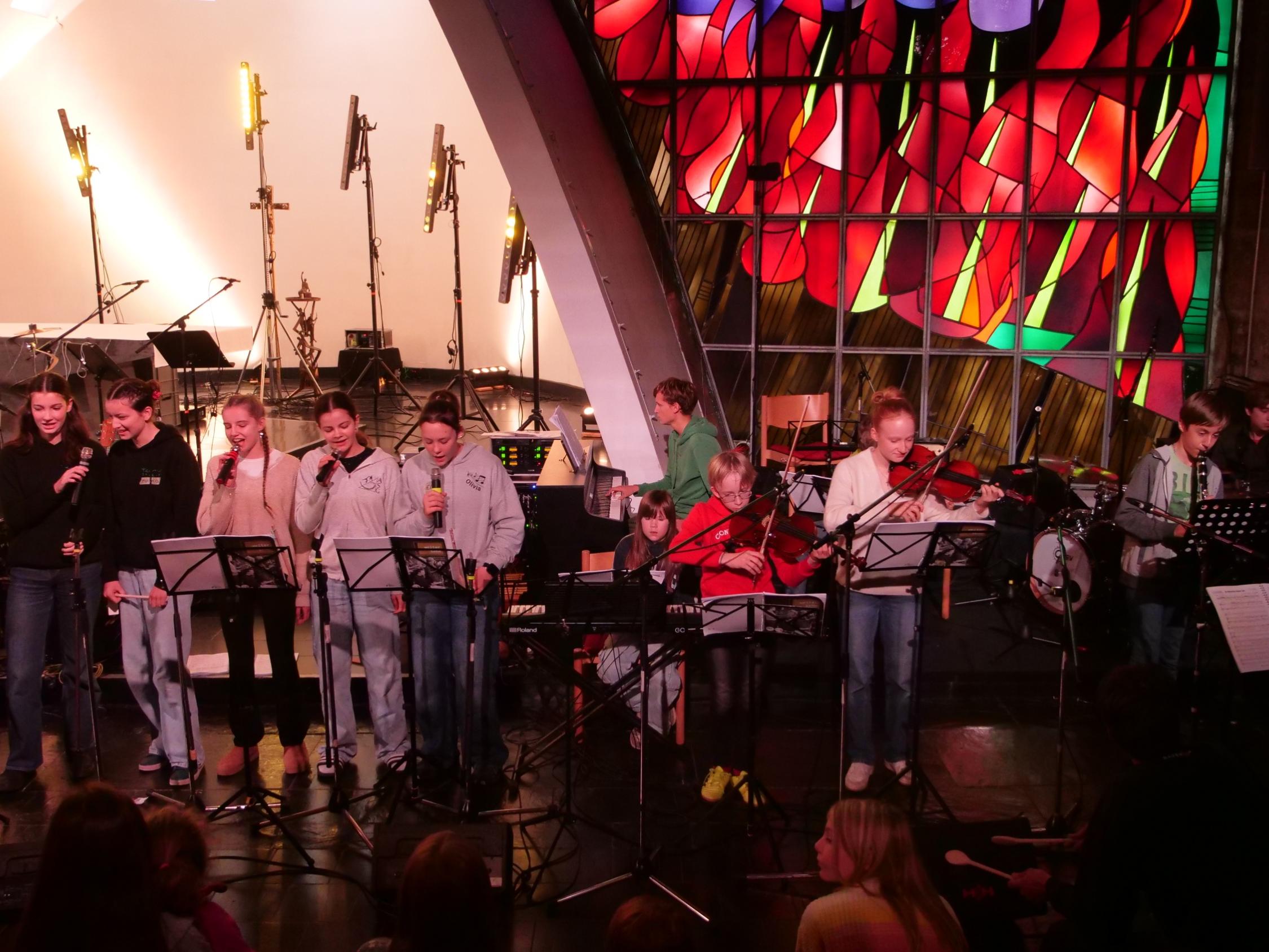 Band in der Oberkirche der Burg Feuerstein