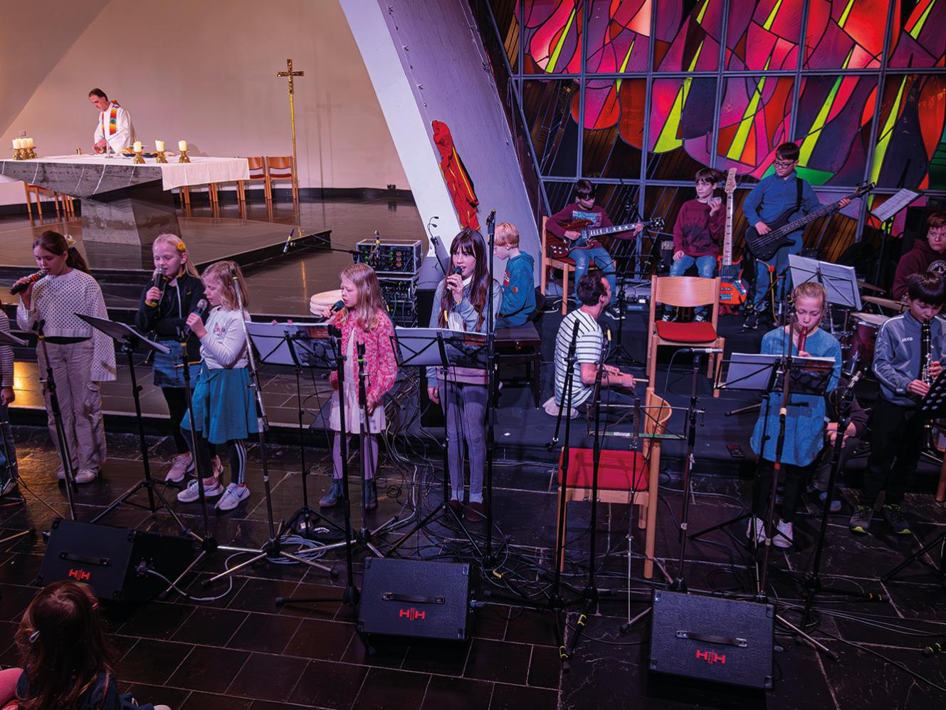 Kinder- und Jugendband beim Gottesdienst 2024