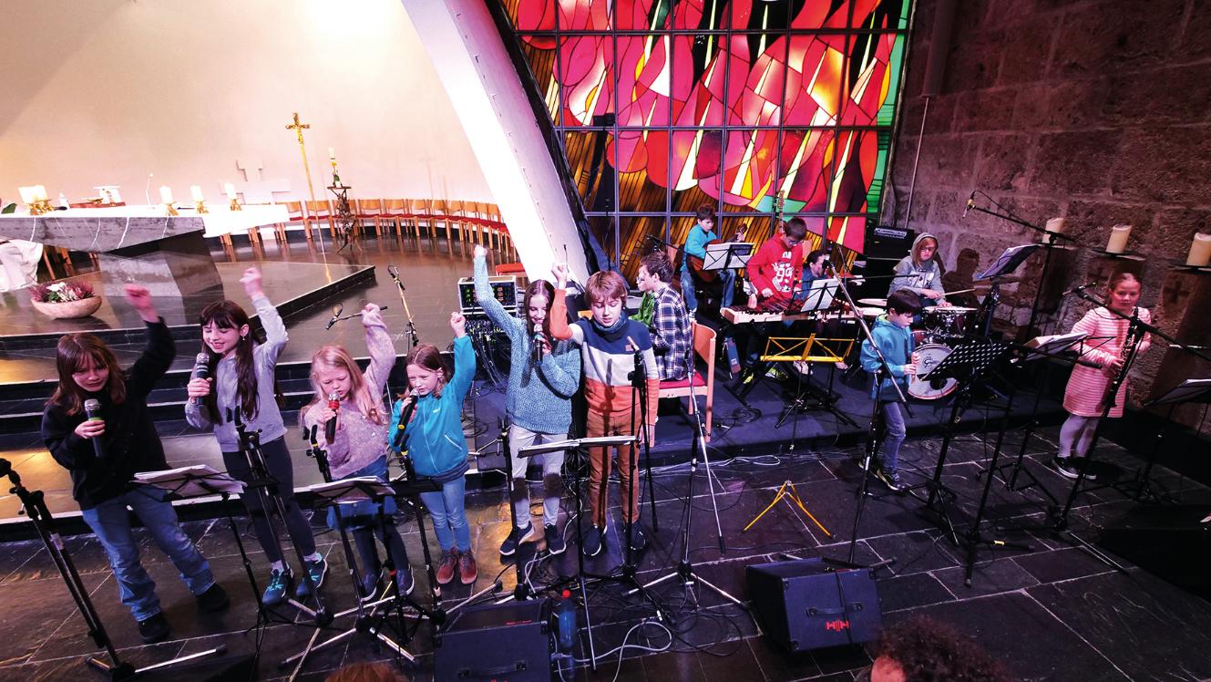 Kinder- und Teenieband beim Gottesdienst in der Oberkirche