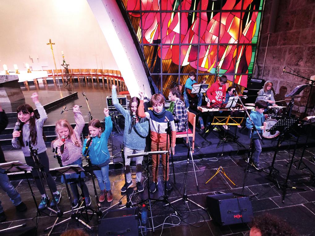 Kinder- und Teenieband beim Gottesdienst in der Oberkirche