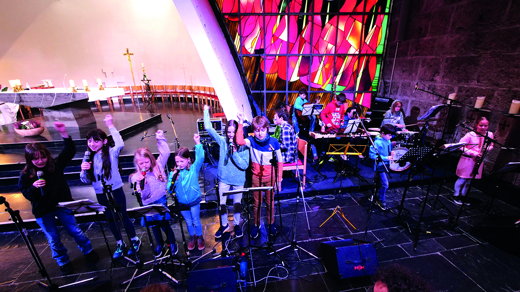 Kinder- und Teenieband beim Gottesdienst in der Oberkirche