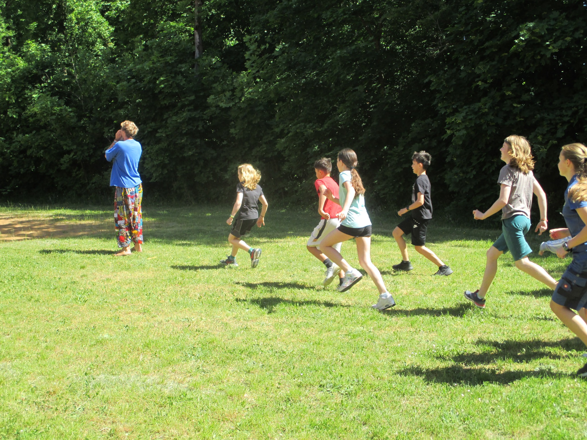 Kinder beim Gruppenspiel während einer Ferienmaßnahme