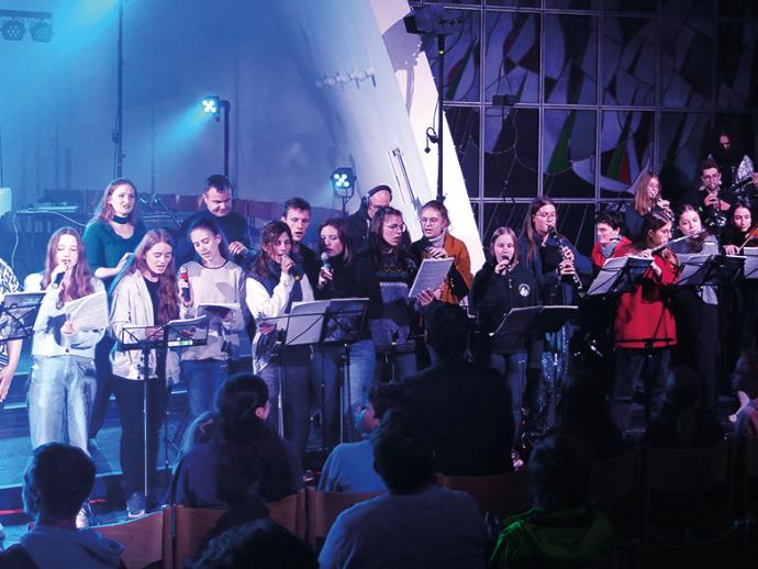 Band mit Chor in der Oberkirche der Burg