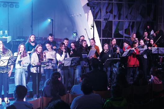 Band mit Chor in der Oberkirche der Burg